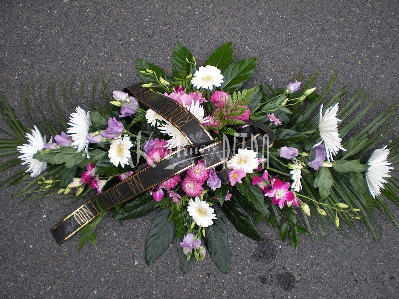 Smuteční kytice vypichovaná č.13.