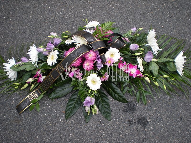 Smuteční kytice vypichovaná č.13.